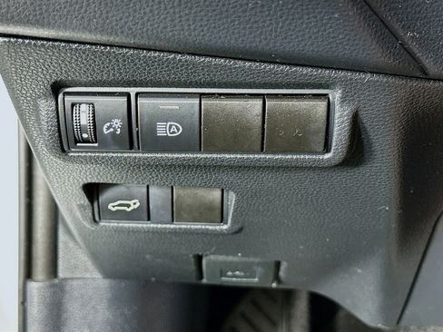 Used 2022 Toyota Corolla Cross XLE w/ Convenience Package image 17