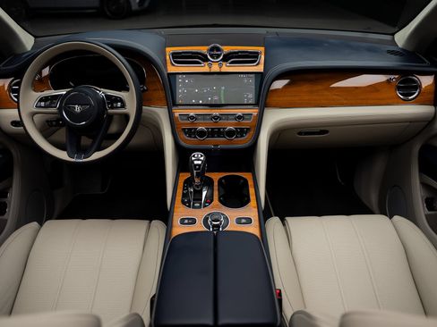 Used 2024 Bentley Bentayga AWD/4WD image 42
