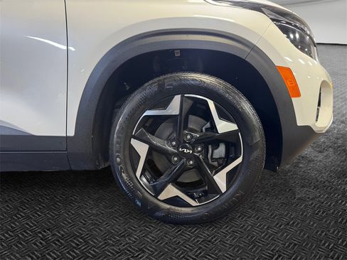 Used 2024 Kia Seltos EX image 11