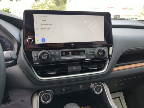 Used 2025 Toyota Grand Highlander AWD image 23