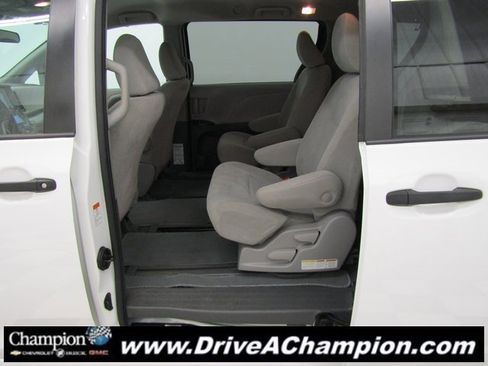 Used 2020 Toyota Sienna L image 12