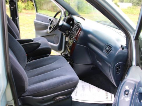 Used 2001 Chrysler Town & Country LX FWD image 39