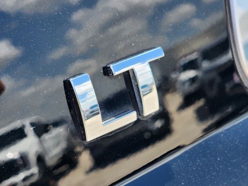 Used 2015 Chevrolet Suburban LT RWD image 13