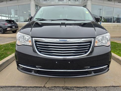 Used 2015 Chrysler Town & Country Touring FWD image 2