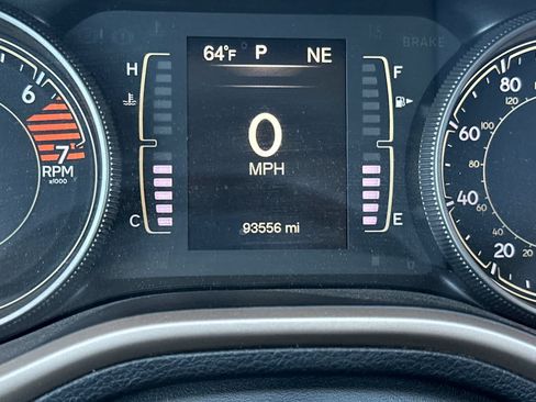 Used 2018 Jeep Cherokee Latitude FWD image 28