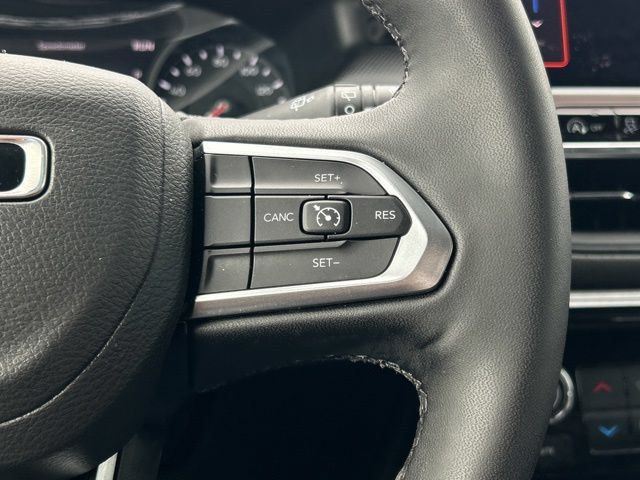 Used 2025 Jeep Compass Latitude w/ Convenience Group AWD/4WD image 38