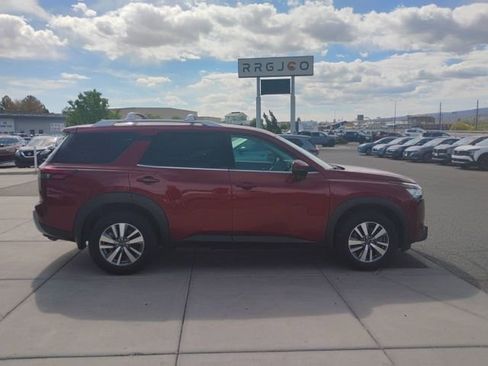 Used 2023 Nissan Pathfinder SL AWD/4WD image 4