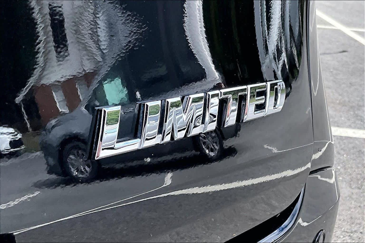 Used 2025 Toyota Sienna Limited FWD image 10