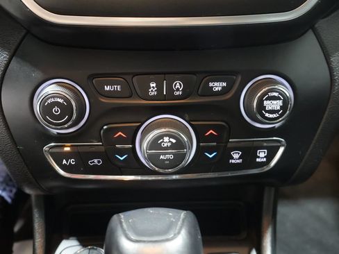 Used 2022 Jeep Cherokee Trailhawk AWD/4WD image 33