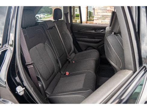 Used 2023 Jeep Grand Cherokee Laredo AWD/4WD image 19