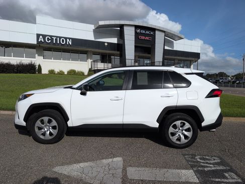 Used 2021 Toyota RAV4 LE FWD image 2