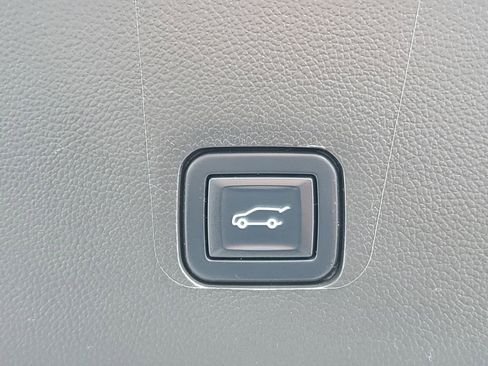 Used 2022 Chevrolet Traverse LT image 8