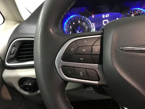 Used 2023 Chrysler Pacifica Touring-L FWD image 38