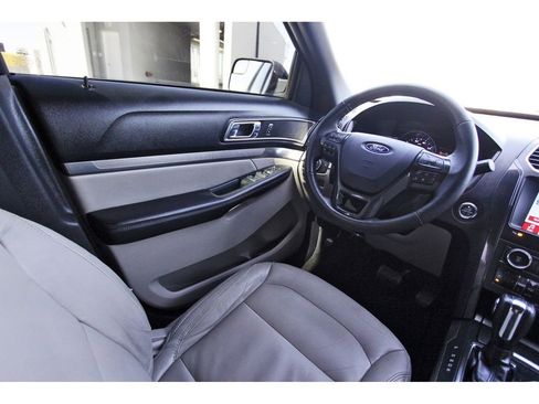 Used 2018 Ford Explorer XLT w/ Equipment Group 202A image 8
