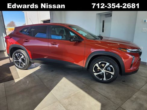 Used 2024 Chevrolet Trax RS w/ Sunroof Package image 2