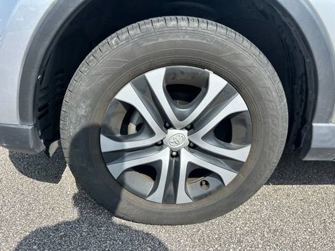 Used 2018 Toyota RAV4 LE FWD image 6