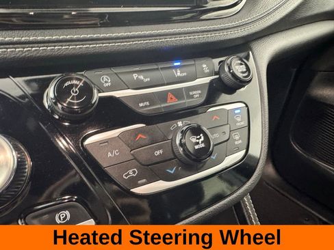 Used 2025 Chrysler Pacifica Limited image 15