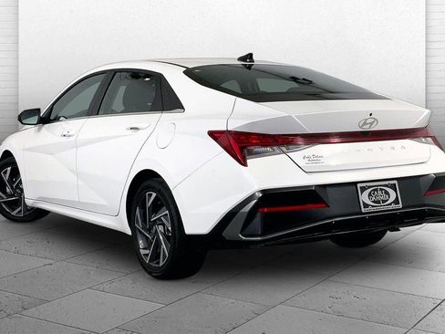Used 2025 Hyundai Elantra SEL FWD image 13