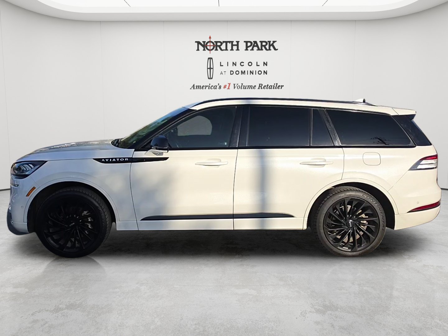 Used 2022 Lincoln Aviator Reserve w/ Equipment Group 201A AWD/4WD image 2