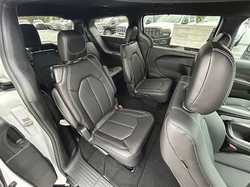 New 2026 Chrysler Pacifica Select image 32