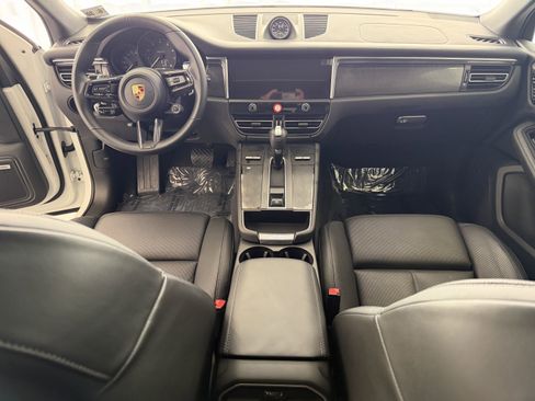 Certified 2025 Porsche Macan image 17