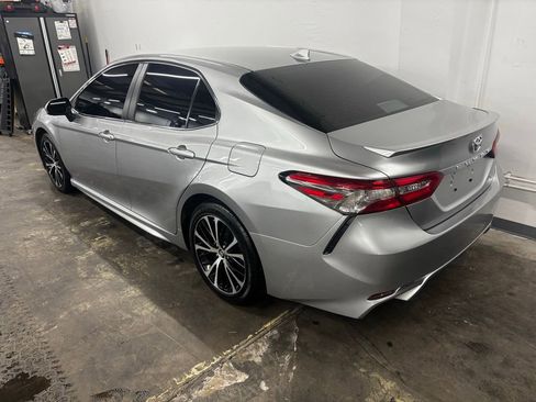 Used 2019 Toyota Camry SE image 3