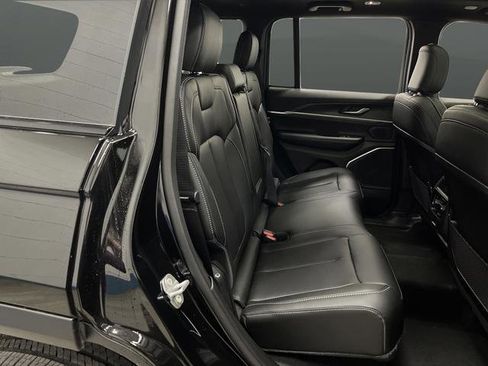New 2026 Jeep Grand Cherokee Limited w/ Luxury Tech Group II image 32