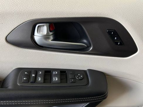 Used 2024 Chrysler Pacifica Touring-L FWD image 28