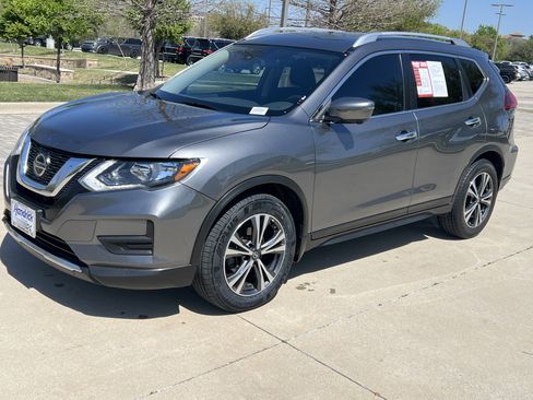 Used 2019 Nissan Rogue SV w/ Premium Package image 5