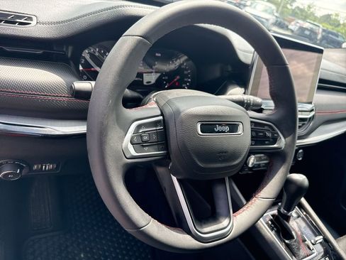 Used 2025 Jeep Compass Trailhawk AWD/4WD image 14