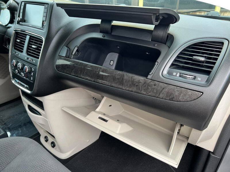 Used 2018 Dodge Grand Caravan SE w/ UConnect Hands-Free Group FWD image 28