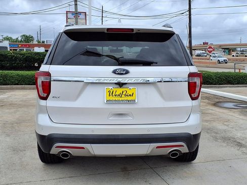 Used 2017 Ford Explorer XLT w/ Equipment Group 202A FWD image 5