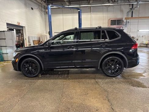 Used 2022 Volkswagen Tiguan SE R-Line AWD/4WD image 3