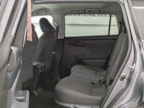 Used 2024 Toyota Highlander LE AWD/4WD image 37