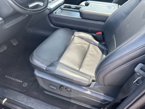 Used 2025 Ford Expedition Platinum AWD/4WD image 8