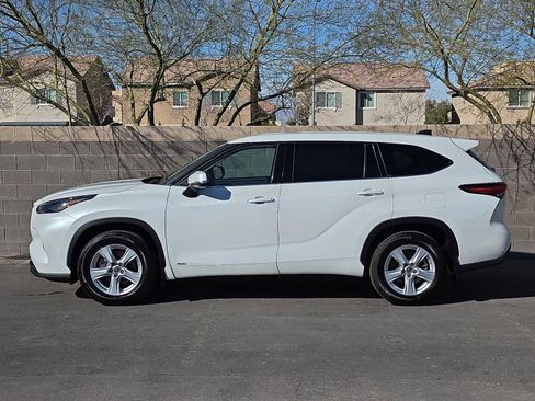 Used 2022 Toyota Highlander LE image 6