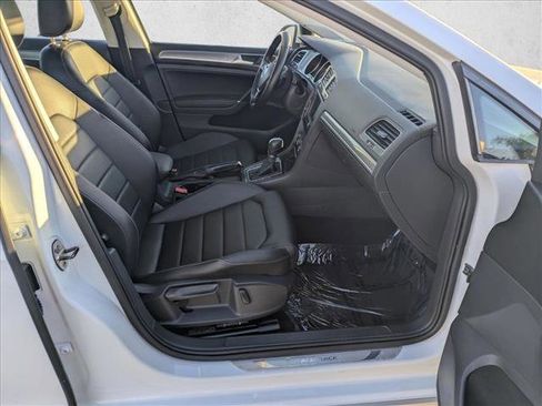 Used 2017 Volkswagen Golf SE image 23