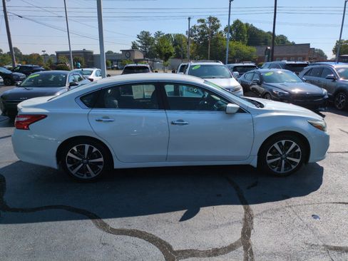 Used 2016 Nissan Altima 2.5 SR w/ LED Appearance Package FWD image 8