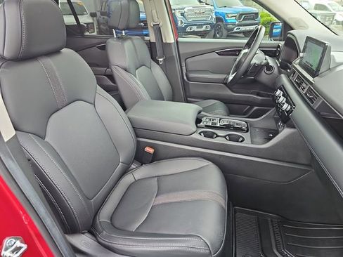 Used 2025 Honda Pilot Touring image 10