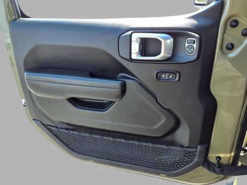 Used 2025 Jeep Wrangler Unlimited Rubicon AWD/4WD image 19