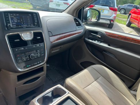 Used 2015 Chrysler Town & Country Touring-L w/ Driver Convenience Group FWD image 33
