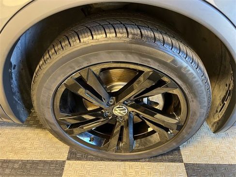 Certified 2023 Volkswagen Tiguan SE R-Line image 9