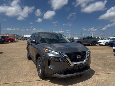 Used 2023 Nissan Rogue S image 1