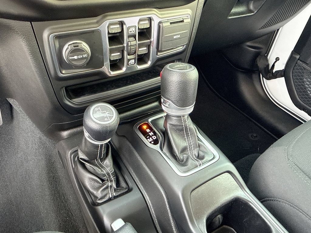 Used 2022 Jeep Gladiator Overland w/ LED Lighting Group AWD/4WD image 20