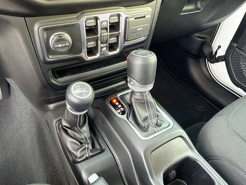 Used 2022 Jeep Gladiator Overland w/ LED Lighting Group AWD/4WD image 20