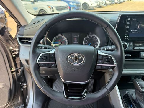 Used 2021 Toyota Highlander LE FWD image 13