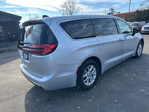 Used 2024 Chrysler Pacifica Touring-L image 6