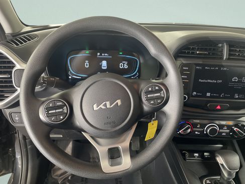 Used 2025 Kia Soul LX w/ LX Technology Package FWD image 16