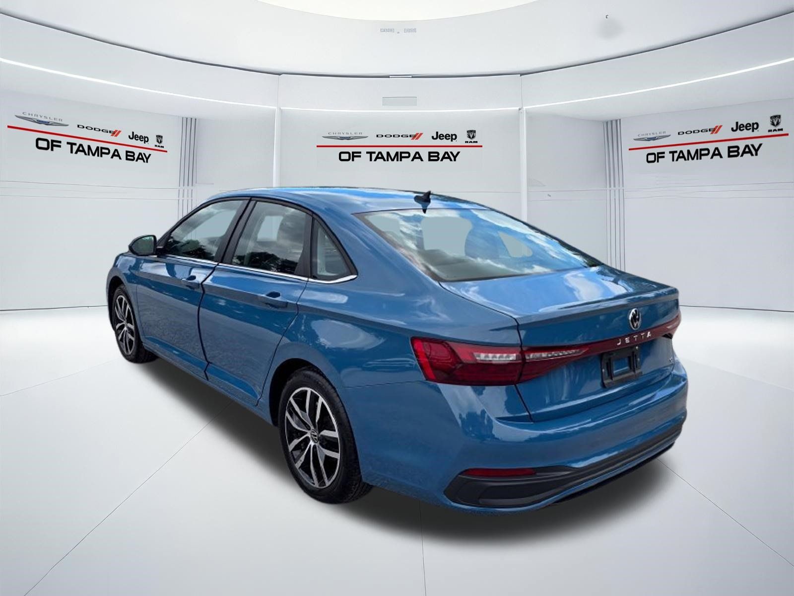 Used 2025 Volkswagen Jetta SE FWD image 4