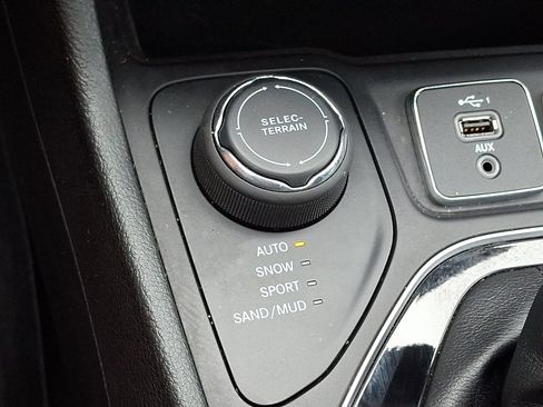 Used 2019 Jeep Cherokee Limited AWD/4WD image 24
